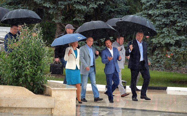 На переднем плане слева направо: Голодец, Путин, начальник &quot;Артека&quot; Алексей Каспржак, Аксенов