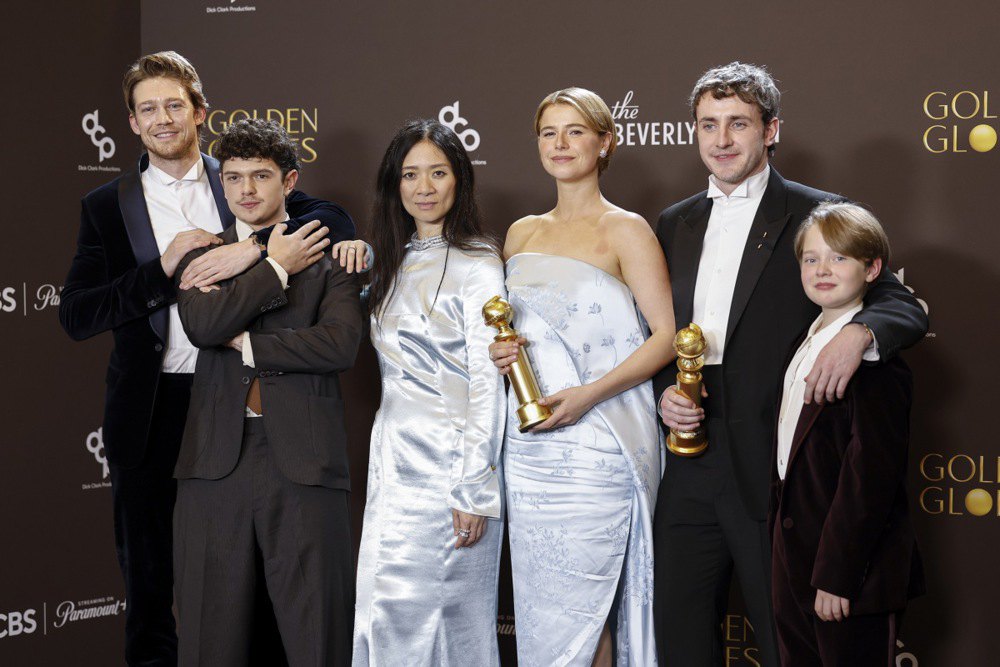 Зліва направо: актори Джо Елвін, Ноа Джуп, кінорежисерка Хлоя Чжао, акторка Джессі Баклі, актори Пол Мескаль та Джакобі Джупп з нагородою за найкращий фільм – драма за фільм «Гамнет» під час щорічної церемонії «Золотий глобус» 