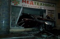 В Одесі позашляховик влетів у вітрину магазину