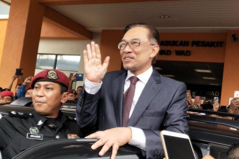 Король Малайзии помиловал политзаключенного реформатора