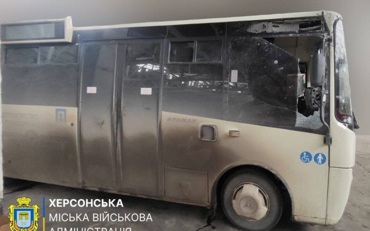 У Херсоні російський дрон скинув вибухівку на пасажирський автобус