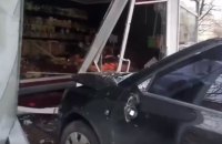 В Киеве пьяный водитель сбил трехлетнюю девочку на тротуаре и влетел в киоск