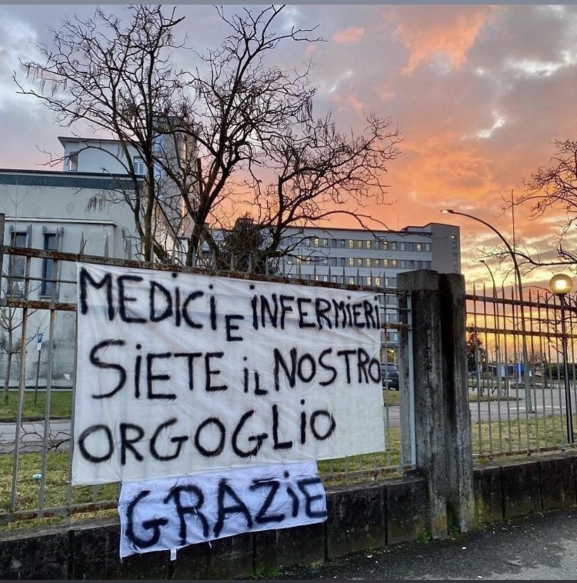 Італійці дякують лікарям та медсестрам