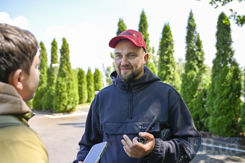 Інструктор Сергій (праворуч) розповідає про свій досвід