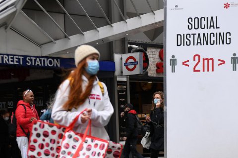 Великобританія посилює карантинні обмеження через новий штам коронавірусу