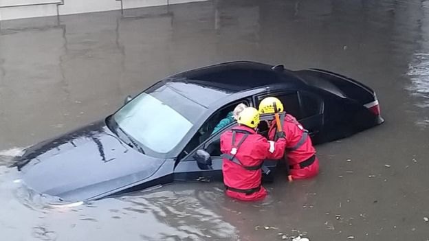 Пожарные спасают водителя машины в Блекпуле 