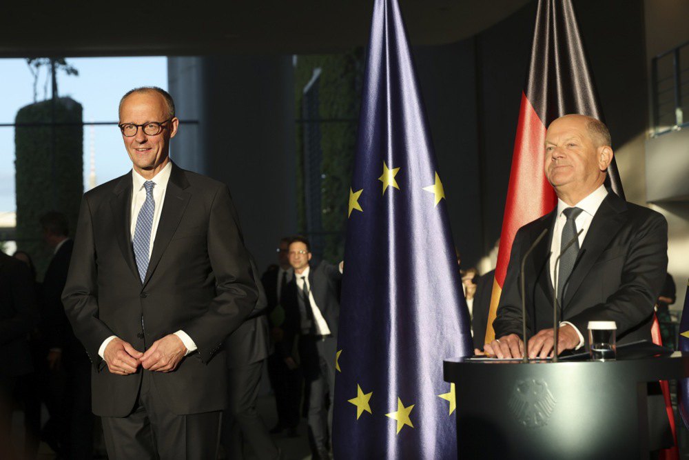 Новий канцлер Німеччини Фрідріх Мерц (ліворуч) і його попередник Олаф Шольц на церемонії передачі повноважень, Берлін, 6 травня
2025 року.