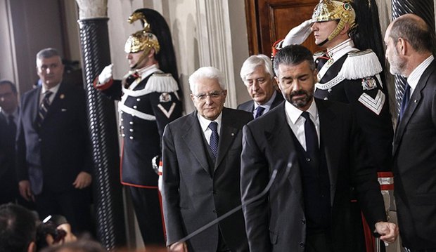 Президент Италии Маттарелла (в центре) после переговоров с лидерами партий в Риме, 10 декабря 2016