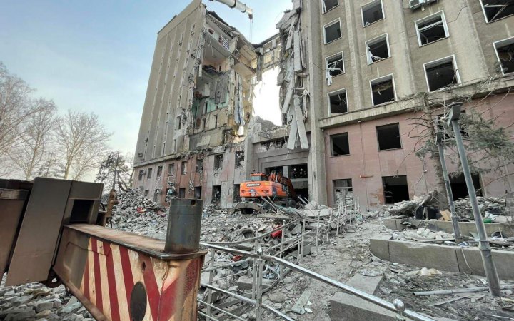 Рятувальні роботи після влучання ракети окупантів у будівлю Миколаївської ОДА тривають досі