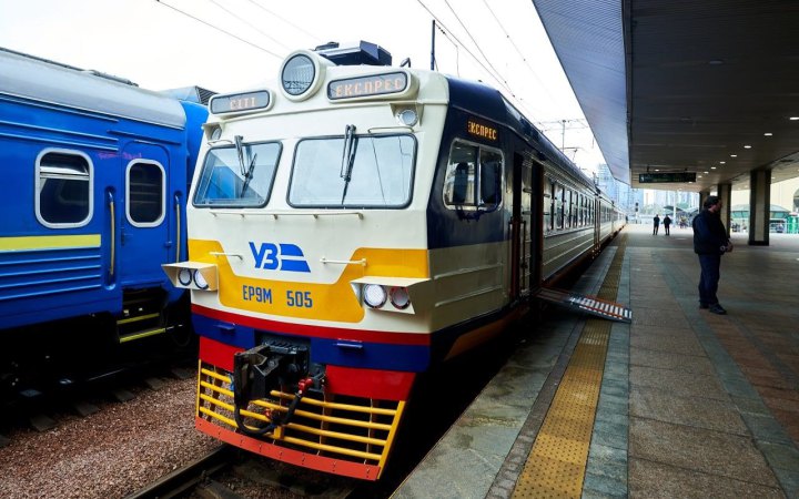 Укрзалізниця стабілізовує рух пасажирських поїздів і відновила електропостачання на головних дільницях
