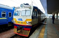 Укрзалізниця стабілізовує рух пасажирських поїздів і відновила електропостачання на головних дільницях