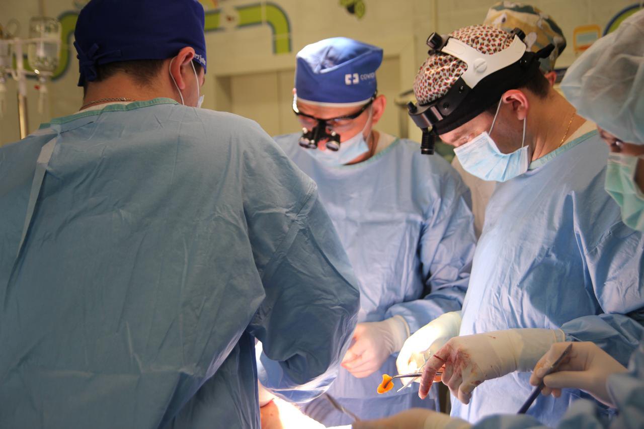  Українські лікарі проводять хірургічне втручання на обох кінцівках пацієнта, щоб усунути первинну причину болю. Під час операції вони підтримували відеозв’язок з американськими колегами в реальному часі.