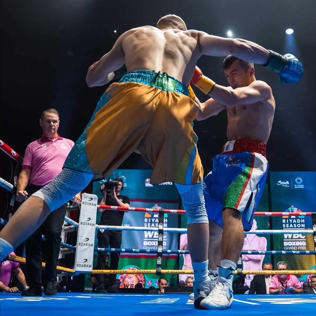 Данило Лозан атакує