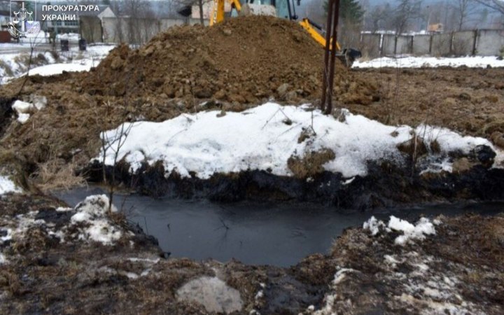 На Львівщині розслідують витік нафти на площі 500 кв. м 