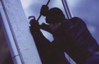 Иностранец за одну ночь ограбил 5 квартир в Луганской области и пытался порезать ножом полицейского