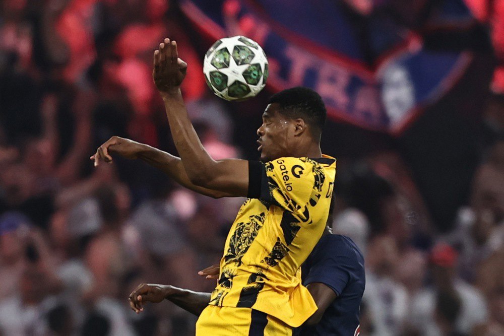 Дюмфріс намагається зіграти головою