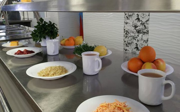 Кабмін обіцяє безкоштовне харчування по всій країні для учнів 1–11 класів з вересня наступного року