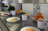 Кабмін обіцяє безкоштовне харчування по всій країні для учнів 1–11 класів з вересня наступного року