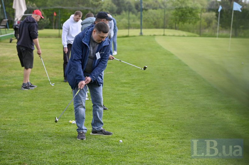 Військовий Юрій грає у гольф