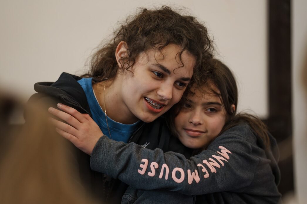 Психологиня фонду Ліза Моргач із учасницею літнього табору.