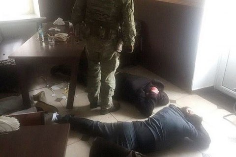 У Хмельницькій області затримали банду з кримінальним авторитетом і поліцейським у складі