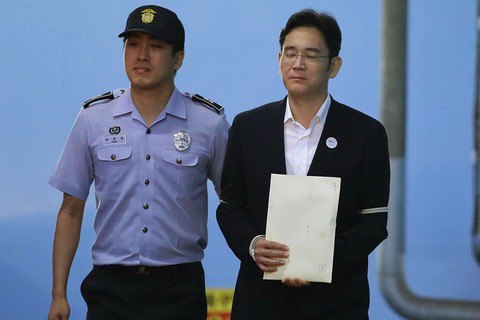 Главу Samsung засудили до п'яти років за хабарі