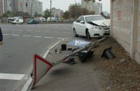 В Киеве внедорожник "отфутболил" легковушку в светофор и забор