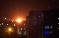 В окупованому Луганську пролунали вибухи, горить нафтобаза