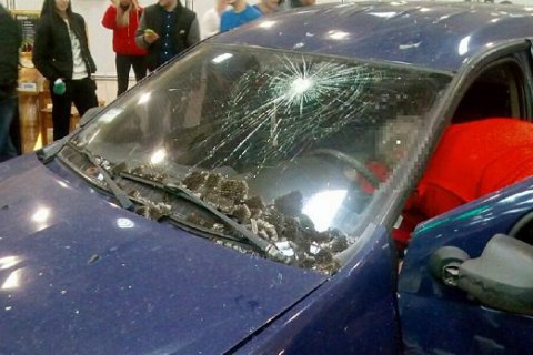 В Харькове водитель протаранил двери гипермаркета и прокатился по залу