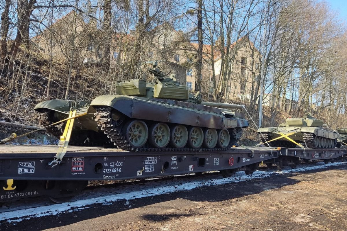 Поїзд з чеською бронетехнікою на шляху в Україну.