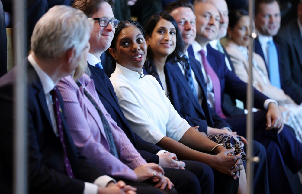 Лідерка Консервативної партії Кемі Баденок (4а-ліворуч) з однопартійцями під час запуску Програми оновлення політики своєї
партії на прес-конференції в Лондоні, 18 березня 2025 року