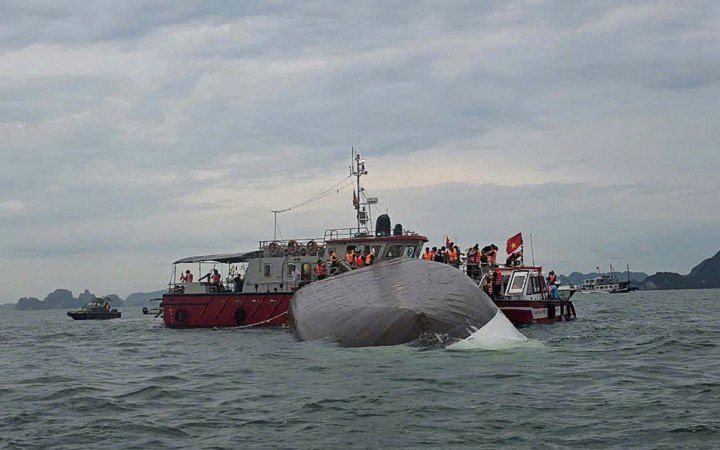 У В'єтнамі перекинулося екскурсійне судно, понад 30 людей загинули