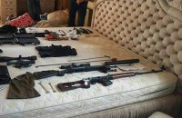 Спецназ затримав 8 іноземців зі зброєю і $36 тисячами в селі в Херсонській області