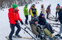 Українські ветерани провели тренування на адаптивних лижних кріслах у Києві