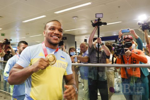 У "Борисполі" зустріли медалістів Олімпіади Жана Беленюка і Парвіза Насібова