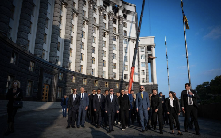 60 керівників дипломатичних місій в Україні оглянули наслідки удару Росії по будівлі уряду