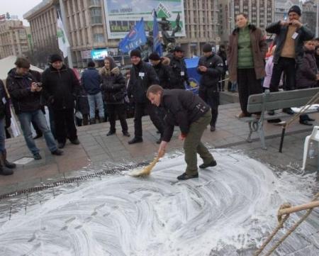 Предприниматели моют Майдан после визита Януковича и Азарова