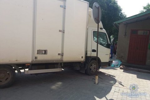 У Тернопільській області вантажівка насмерть збила восьмирічну дівчинку на тротуарі