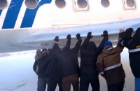 На Крайнем Севере пассажиры при -50 растолкали примерзший к ВПП самолет