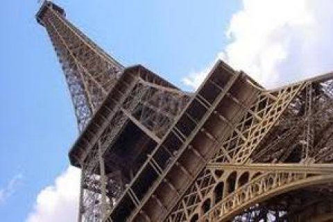У Парижі Ейфелеву вежу закрили для відвідувачів через страйк