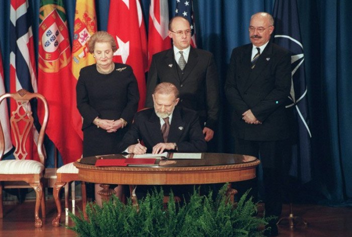Міністр закордонних справ Польщі Броніслав Геремек підписує документ про вступ Польщі до НАТО, 12 березня 1999 р.