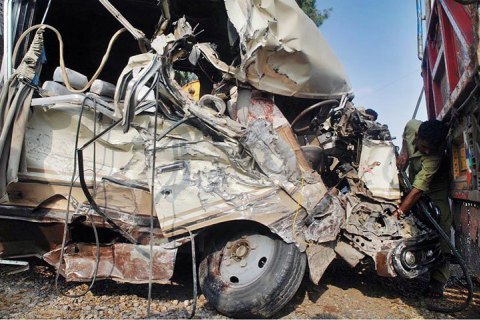 У Пакистані зіткнулися автобус і фургон: 14 загиблих, 30 поранені