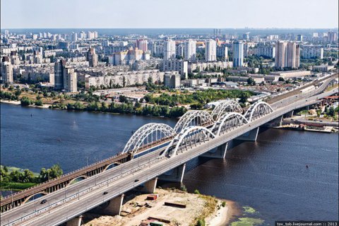 В Киеве на выходных перекроют Дарницкий мост для ремонта