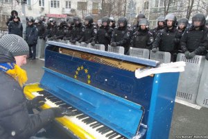 ​Под Администрацией президента активисты установили пианино