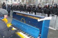​Под Администрацией президента активисты установили пианино