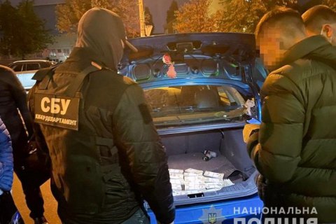 У Києві двоє чоловіків намагалися збути 240 тис. фальшивих доларів