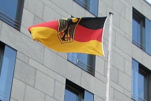 З німецького консульства зірвали та спалили прапори