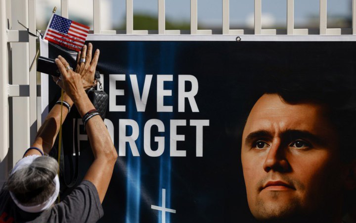 У США анулювали візи низці іноземців, які у соцмережах раділи загибелі Чарлі Кірка