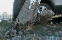 В Киеве водитель по невнимательности снес бетонный столб