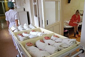 Українці не планують найближчим часом заводити дітей, - опитування